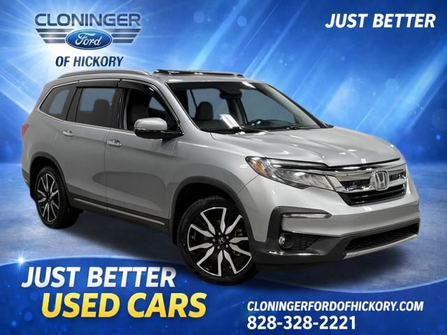 2019 Honda Pilot Touring FWD with Rear Captain's Chairs