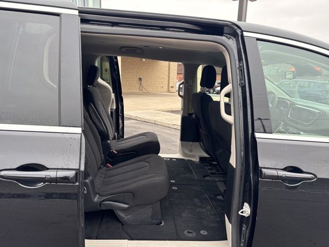 Used 2023 Black Chrysler LX image 27