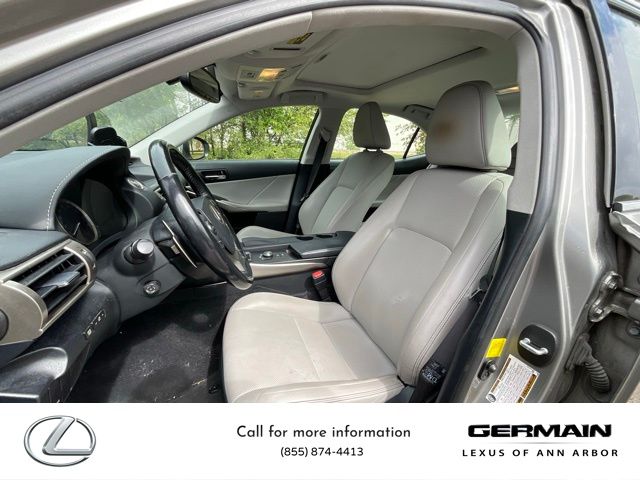 2016 Lexus IS 300 photo 9