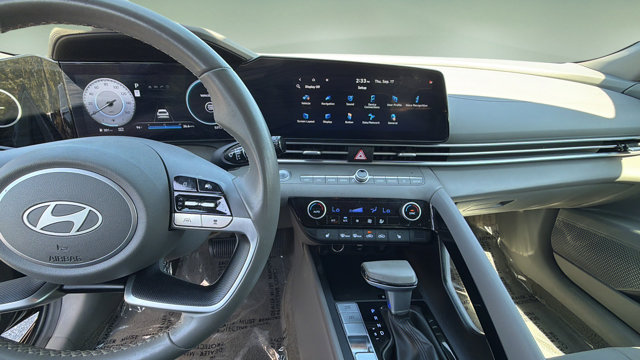 Used 2025 Gray Hyundai SEL Convenience image 11
