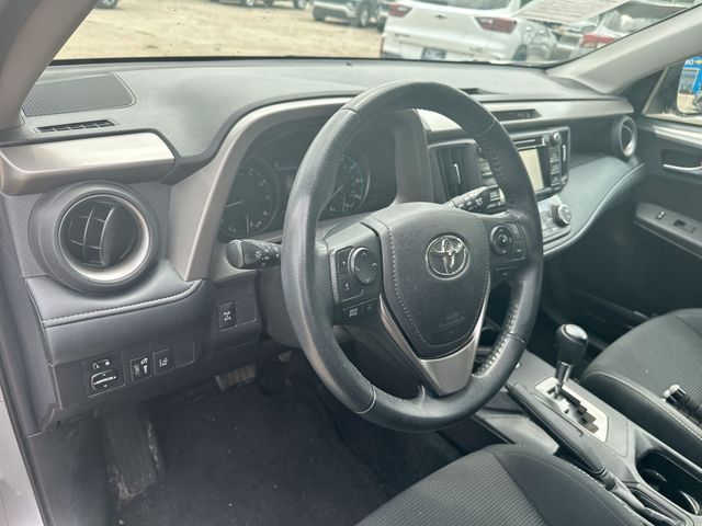 Used 2018 Silver Toyota XLE image 12