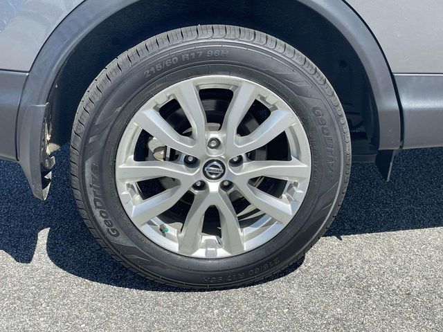 Used 2022 Gray Nissan SV image 7