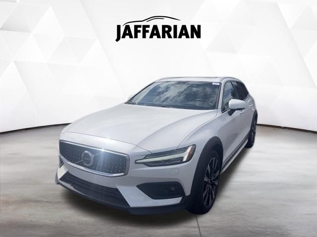 Crystal White 2025 Volvo V60 Cross Country B5 Ultra AWD Wagon All-Wheel Drive Automatic