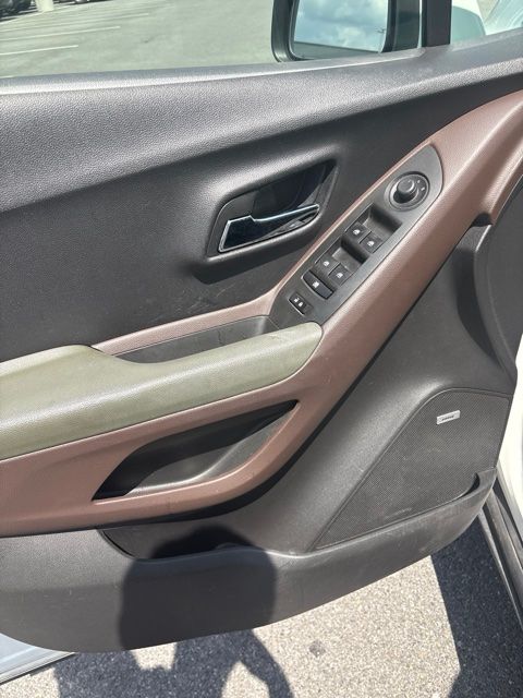 Used 2015 White Chevrolet LTZ image 13
