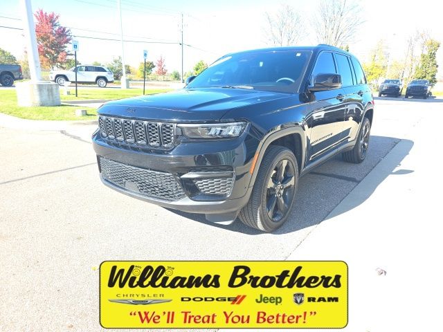 2024 Jeep Grand Cherokee Altitude X - Diamond Black Crystal Pearlcoat exterior view 1