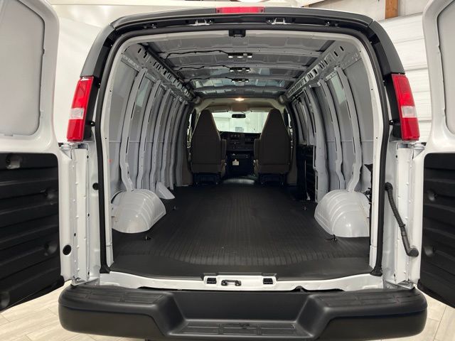 New 2026 Summit White Chevrolet Work Van image 21