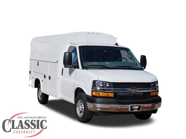 Summit White 2025 Chevrolet Express Chassis 3500 Cutaway 139 Van Rear-Wheel Drive 8-Speed Automatic
