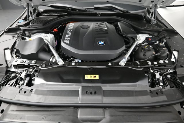 New 2027 White BMW 550e xDrive image 21