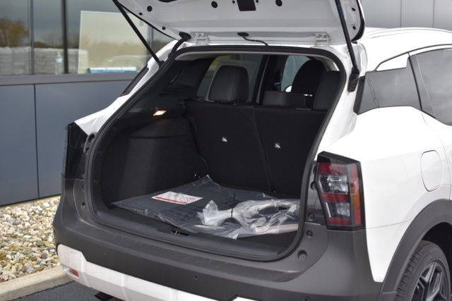 New 2025 Nissan Kicks SR