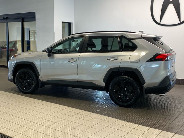 Used 2020  Toyota LE image 4