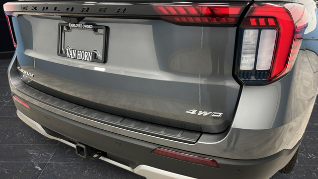 Used 2025 Carbonized Gray Metallic Ford Platinum image 44