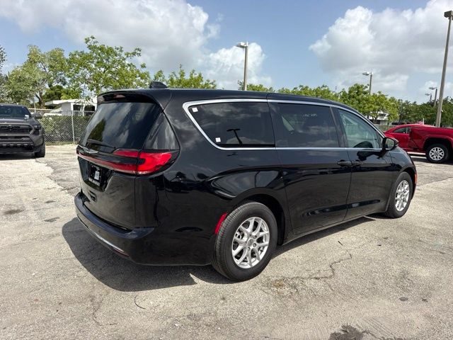 Used 2024 Chrysler Pacifica Van