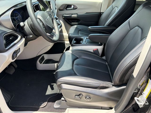 Used 2024 Chrysler Pacifica Van