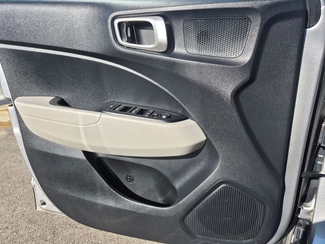 2023 Hyundai Venue - Image 15