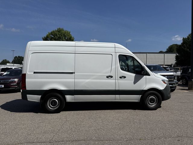 Used 2022  Mercedes-Benz Cargo 144 WB image 9