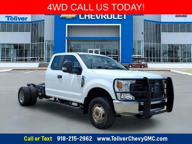 Oxford White 2022 Ford F-350 Super Duty Chassis Pickup Truck Four-Wheel Drive Automatic
