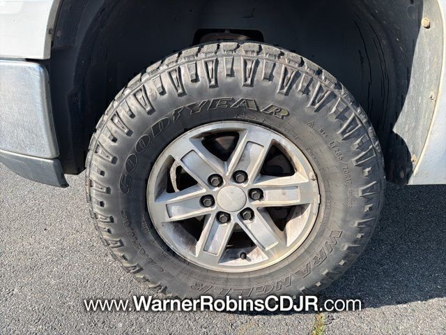 Used 2010 White GMC SLE image 9