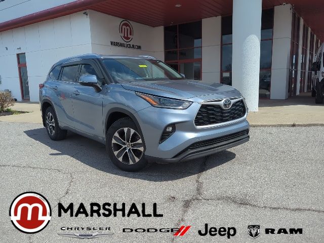 Gray 2021 Toyota Highlander XLE AWD SUV / Crossover All-Wheel Drive 8-Speed Automatic