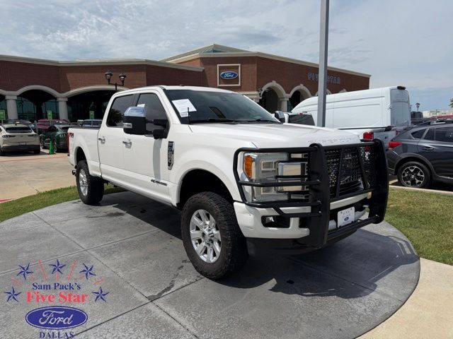 White Platinum Clearcoat Metallic 2017 Ford F-250 Super Duty Platinum Crew Cab 4WD Pickup Truck Four-Wheel Drive 6-Speed Automatic