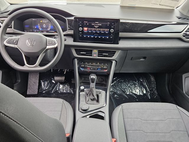 2025 Volkswagen Taos SE Black - Photo 24