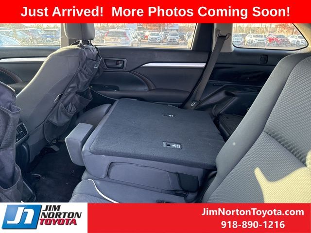 2019 Toyota Highlander LE 13