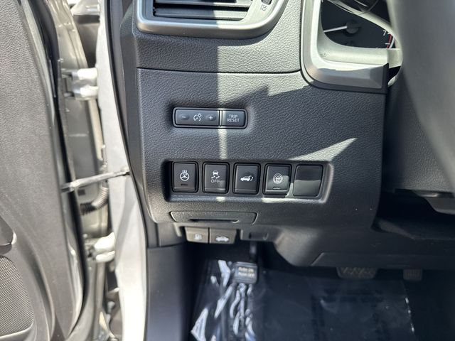 Used 2021 Silver Nissan SL image 26