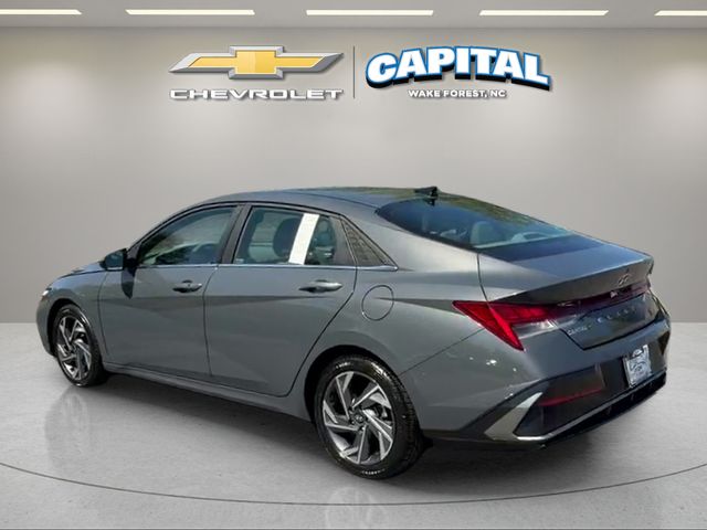 Used 2025 Gray Hyundai SEL Convenience image 3