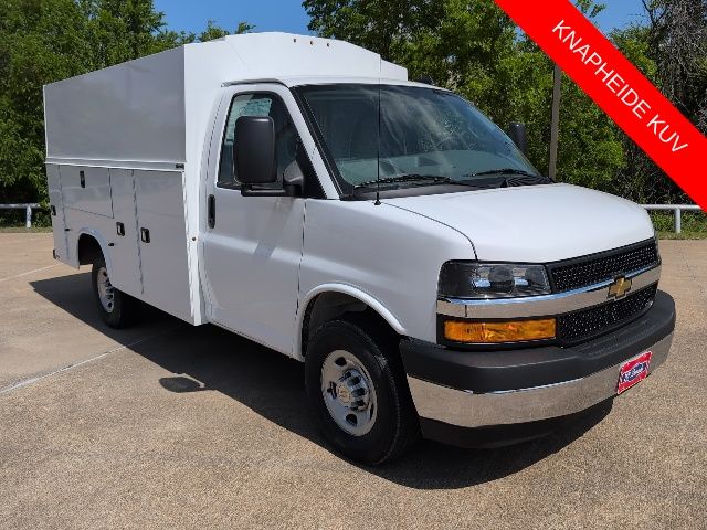 Summit White 2026 Chevrolet Express Chassis 3500 Cutaway 139 Van Rear-Wheel Drive 8-Speed Automatic