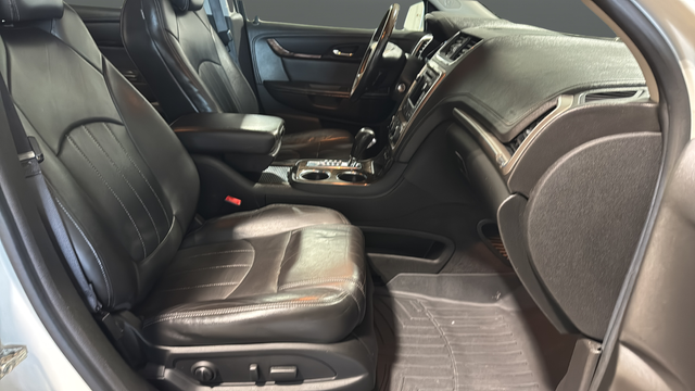 Used 2014 White Diamond Clearcoat GMC Denali image 25