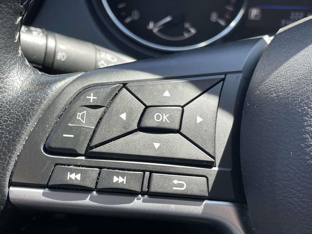 Used 2022 Gray Nissan SV image 19