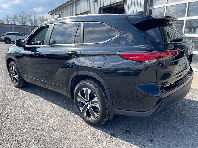 2023 Toyota Highlander XLE - Midnight Black Metallic exterior view 5