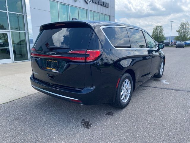 2027 Chrysler Pacifica Select - Diamond Black exterior view 5