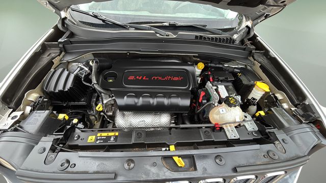 Used 2015 Silver Jeep Latitude image 31