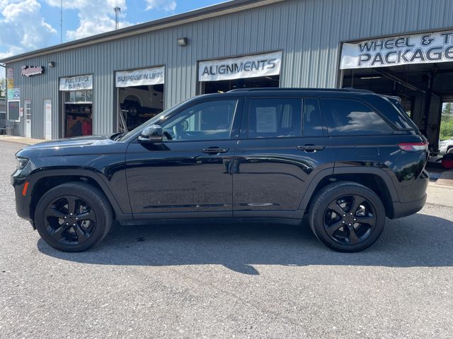 2023 Jeep Grand Cherokee Altitude X - Diamond Black exterior view 4