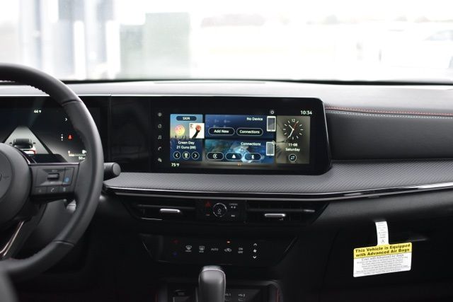 New 2025 Nissan Kicks SR