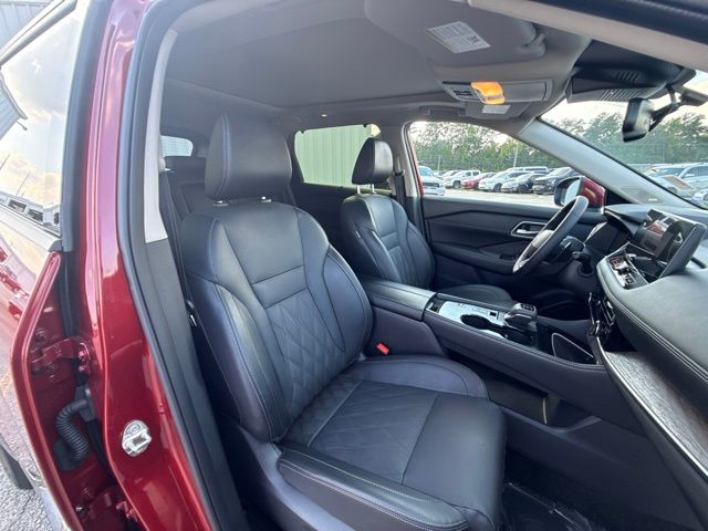 2025 Nissan Rogue Platinum:C02794