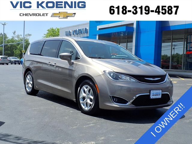 Molten Silver 2018 Chrysler Pacifica Minivan Front-Wheel Drive 9-Speed Automatic