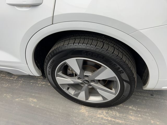 2023 Glacier White Metallic Audi Q5 40 Premium SUV