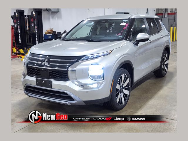 Silver 2025 Mitsubishi Outlander SE FWD SUV / Crossover Front-Wheel Drive Continuously Variable Transmission
