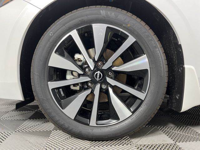 2025 Aspen White Tricoat Nissan Sentra SV FWD Sedan