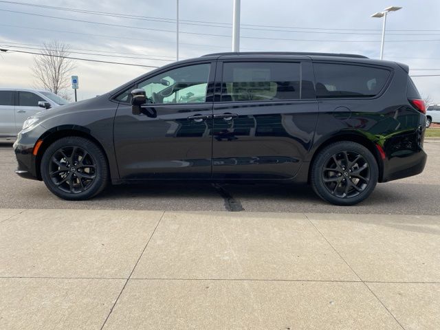2026 Chrysler Pacifica Select - Diamond Black Crystal Pearlcoat exterior view 8