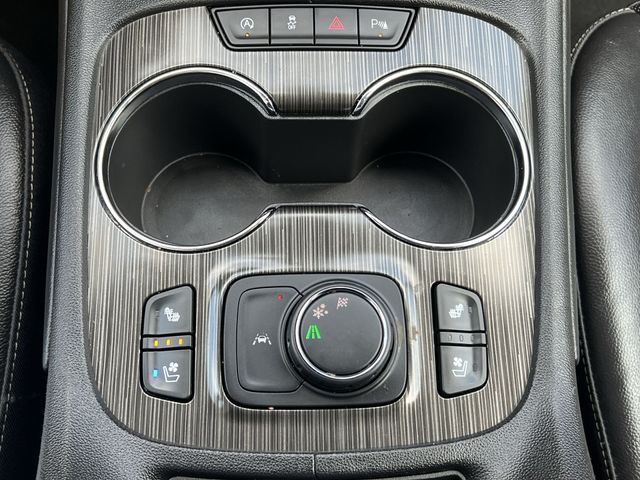 Used 2020 White GMC SLT image 24