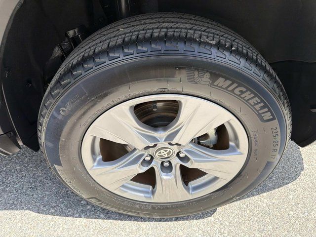 2025 Toyota RAV4 LE - Photo 31