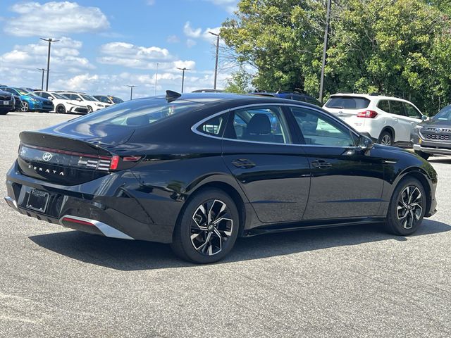 Used 2025 Black Hyundai SEL image 13