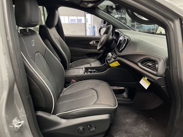 2025 Chrysler Pacifica Limited photo