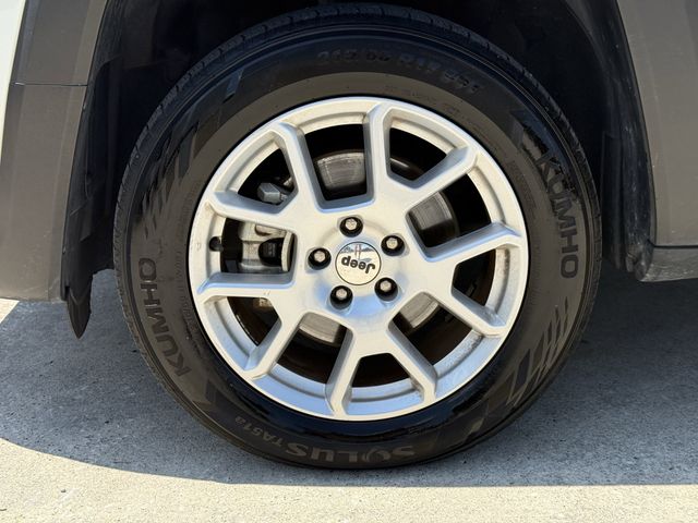 2023 Jeep Renegade Latitude White at Toyota of Victoria
