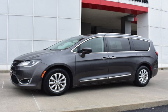 Used 2018 Chrysler Pacifica Touring L with VIN 2C4RC1BG9JR152168 for sale in Quincy, IL