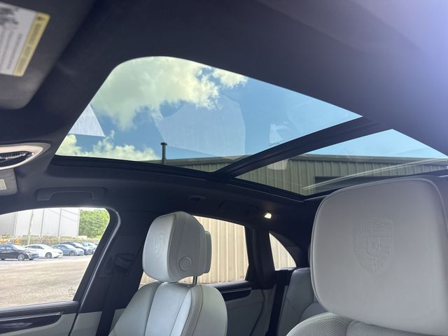 Used 2025  Porsche Base image 31