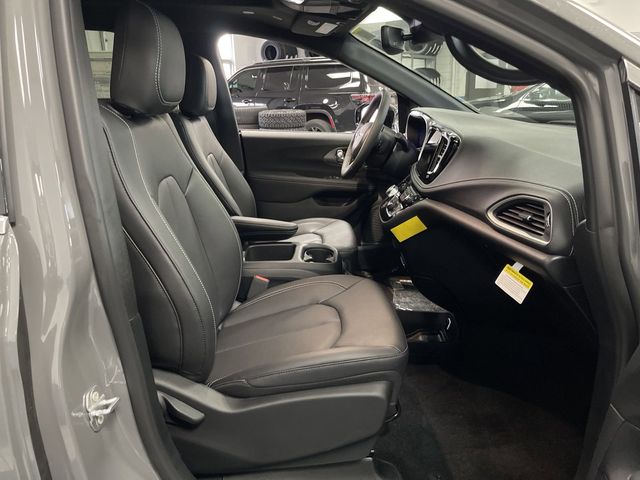 2025 Chrysler Pacifica Select photo