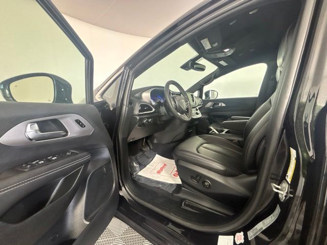 Used 2025 Chrysler Pacifica Van